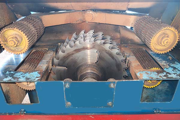 Рабочая зона многопильного верстата ЦМ-120